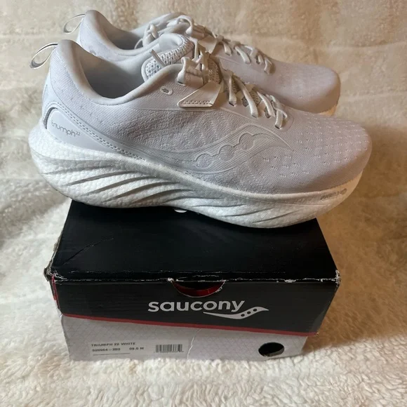 Saucony Men's Triumph 22 Sneaker, White Size 9